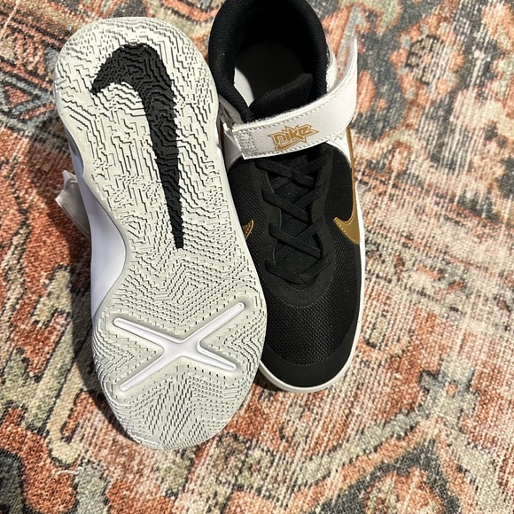 Nike Team Hustle Youth Sneakers - Picture 2 of 4